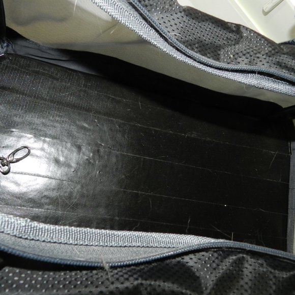 Good 2 Go travel/airline pet carrier with hand & shoulder straps, outer pockets - Picture 9 of 10